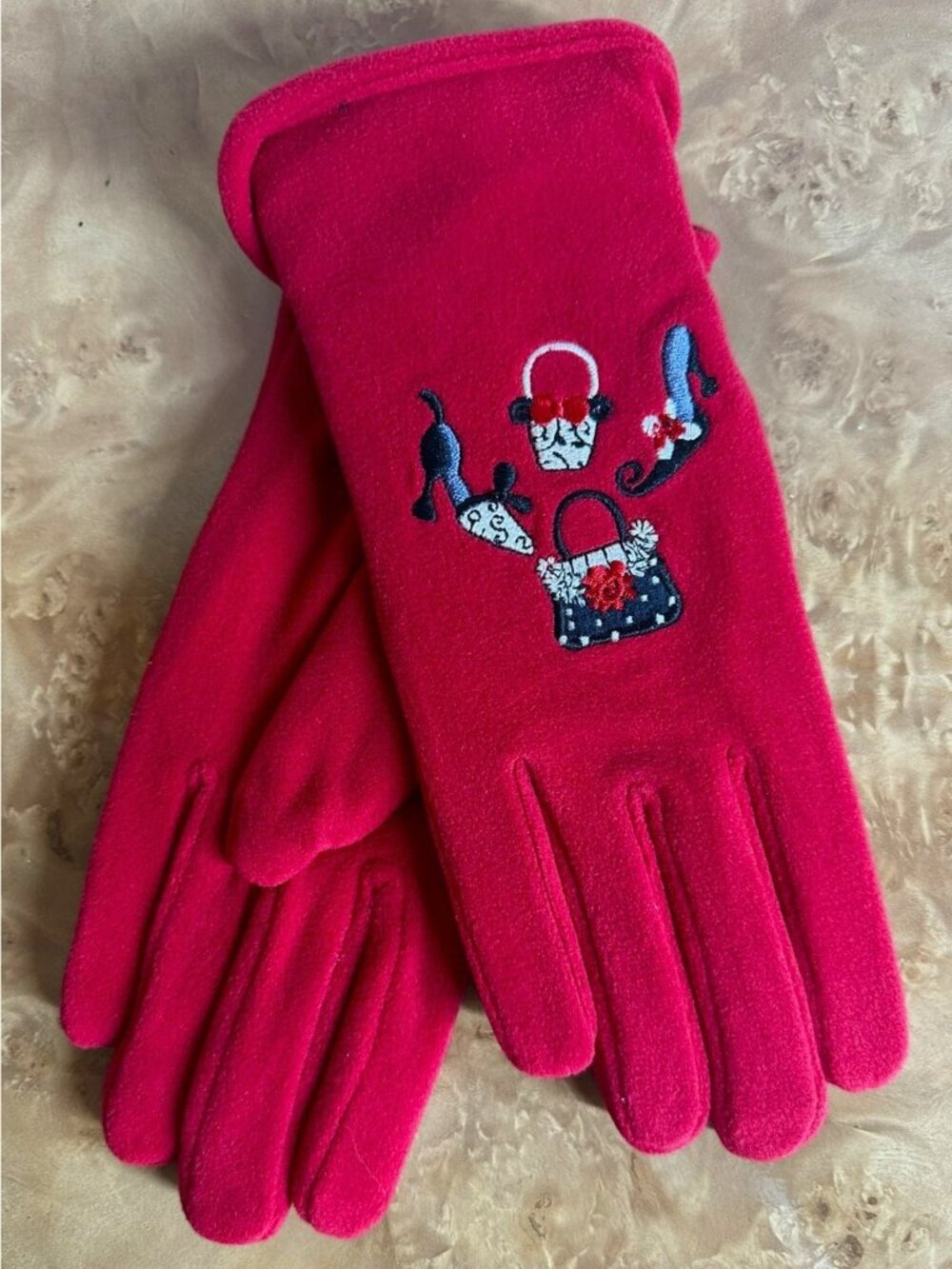 NWT Sensations by Isotoner Vintage 2005 Embroidered Stretch Fleece Gloves Red OS - Picture 2 of 3